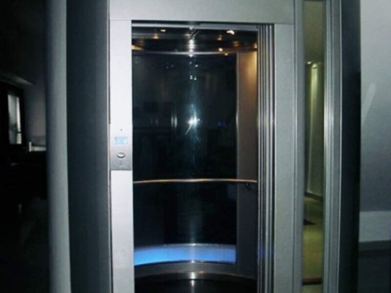 Cabina de ascensor vidriada en Tablada  - Hidraulpas S.A | Construex